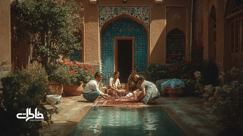 آیین شستوشوی فرش در حوض حیاط قدیمی با همکاری خانوادگی؛ کف صابون، نور آفتاب و نقشهای قالی در فضایی نوستالژیک.مجله خاطرات