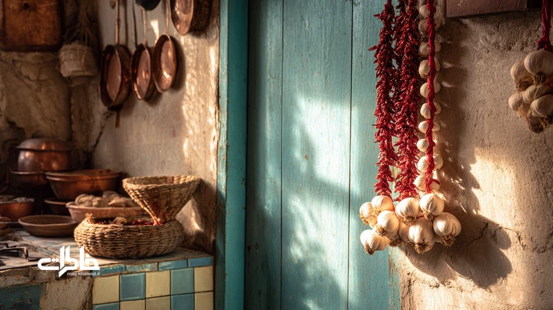 آویز فلفل و سیر در ورودی خانهٔ ایرانی با نور عصر و کاشیهای فیروزهای؛ نماد نوستالژی آشپزخانه و خاطرات خانگی.مجله خاطرات