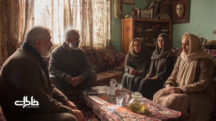 حلقه گفت‌وگوی خانوادگی ایرانی با دفترچه اعتراف و هم‌دلی، چای و قالی ایرانی؛ پیوند ادبیات و هنر با آشتی‌کنان برای ساختن خاطرات مشترک.