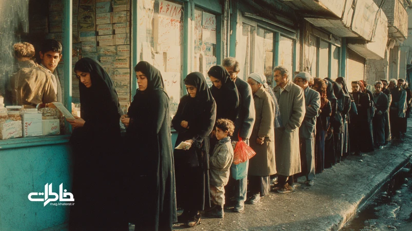 صف کوپن دهه ۶۰ در ایران مقابل بقالی محله؛ زنان، مردان و کودکی خوابآلود با دفترچه کوپن و پلاستیکهای رنگی در فضای اقتصاد جنگ.مجله خاطرات