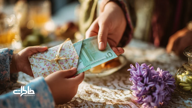 دست کودک در حال گرفتن اسکناس نو در پاکت عیدی از دست بزرگ‌تر، کنار سبزه و سنبل نوروز؛ نماد عیدی و خاطرات شیرین اسکناس نو