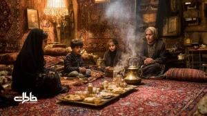 فضای نشیمن ایرانی با فرش خانه؛ حلقه گفت‌وگوی خانوادگی، پشتی‌های ساده، سینی چای و نان تازه با حال‌وهوای صمیمی و نوستالژیک