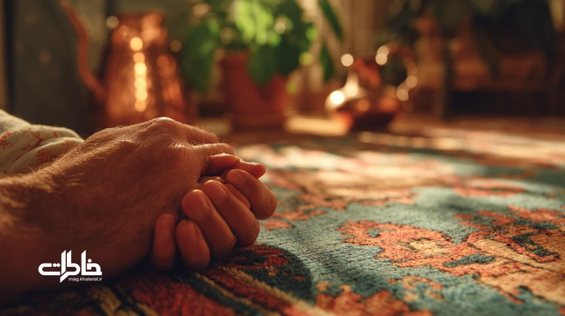 کلوزآپ لمس دست‌های پدر و فرزند روی قالی ایرانی در نور گرم عصر، نماد پیوند امن و خاطرات لمسی آرام‌بخش در خانواده