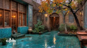 حیاط خانهٔ قدیمی ایرانی پس از اولین باران پاییز با کاشی‌های خیس، حوض کوچک، برگ‌های زرد و خانواده‌ای کنار پنجره؛ القاکنندهٔ بوی خاک نم‌زده.