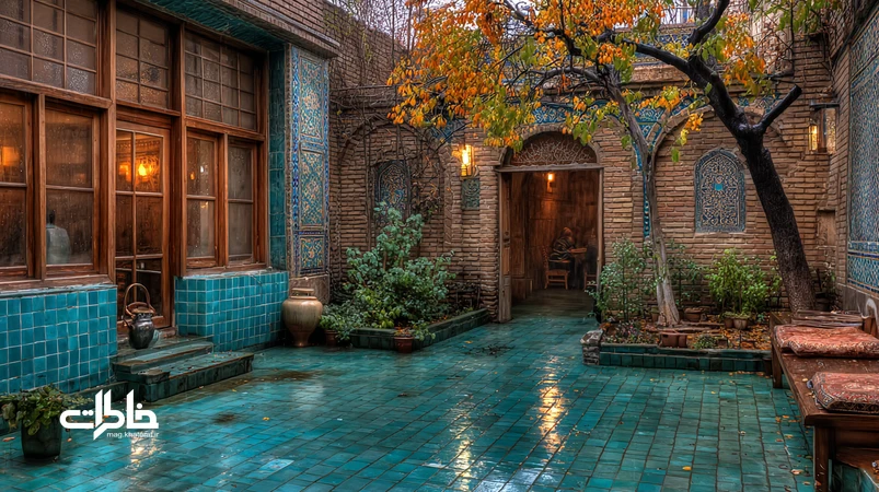 حیاط خانهٔ قدیمی ایرانی پس از اولین باران پاییز با کاشی‌های خیس، حوض کوچک، برگ‌های زرد و خانواده‌ای کنار پنجره؛ القاکنندهٔ بوی خاک نم‌زده.