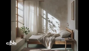 اتاق خواب مینیمال ایرانی با ملحفه‌های گلدار گل‌ریز، نور صبحگاهی ملایم و پردهٔ حریر؛ فضایی آرام برای خواب با حال‌وهوای نوستالژیک. مجله خاطرات