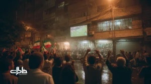 تماشای جمعی فوتبال ملی در میدان شهری ایران با پرچم‌ها، بوق‌ها و شادی خیابانی؛ تصویری از هم‌نفسی جمعی و حافظه جمعی. مجله خاطرات