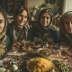 خانوادهٔ ایرانی دور سفرهٔ ناهار جمعه با برنج زعفرانی و چای؛ فضایی نوستالژیک برای گفت‌وگو و خاطره‌درمانی خانوادگی