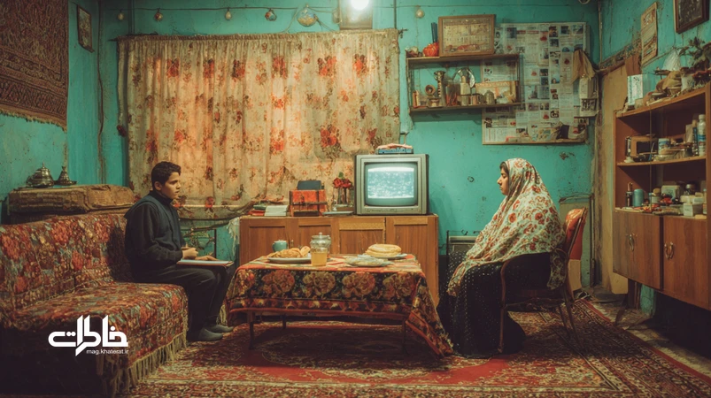 اتاق نشیمن نوستالژیک دهه ۷۰ در اصفهان با تلویزیون کوچک، نوجوان و مادربزرگ کنار چای، نان تازه و جزئیات زندگی طبقه‌ متوسط؛ یادآور سریال قصه‌های مجید.مجله خاطرات