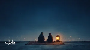 دو نفر بر پشت‌بام ایرانی در تاریکی شب در حال گفت‌وگو؛ چراغ زرد کم‌جان، شهر در دوردست، فضایی صمیمی و بی‌قضاوت برای گفت‌وگو در تاریکی شب