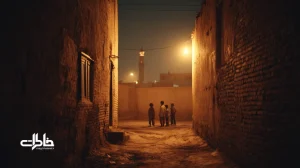 غروب دهه ۶۰ در کوچه ایرانی با نور چراغ نفتی، رادیو روی طاقچه، بخار چای و سایه‌های بلند روی کف سیمانی؛ بازنمایی بوی نفت، صدای رادیو و سکوت محله.