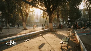 پارک محله دهه شصت در غروب؛ کودکان روی تاب فلزی، توپ پلاستیکی راه‌راه، گاری بستنی و بوی لاستیک تازه؛ تصویری نوستالژیک از خاطرات جمعی.مجله خاطرات