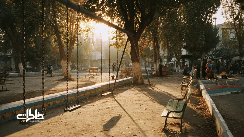 پارک محله دهه شصت در غروب؛ کودکان روی تاب فلزی، توپ پلاستیکی راه‌راه، گاری بستنی و بوی لاستیک تازه؛ تصویری نوستالژیک از خاطرات جمعی.مجله خاطرات
