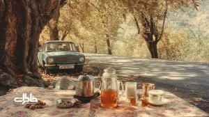 نمایی نوستالژیک از توقف خانوادگی زیر درختان بلوط کنار جاده در ایران؛ پیکان قدیمی، کتری لعابی و چای در سایه‌سار با نسیم ملایم