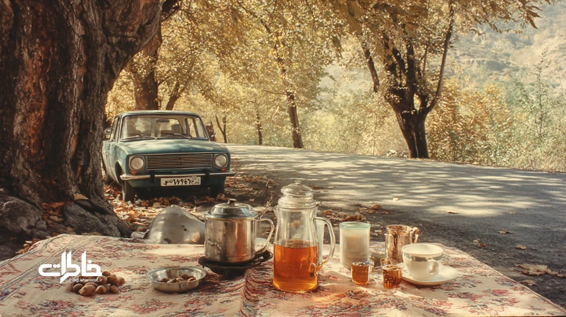 نمایی نوستالژیک از توقف خانوادگی زیر درختان بلوط کنار جاده در ایران؛ پیکان قدیمی، کتری لعابی و چای در سایهسار با نسیم ملایم