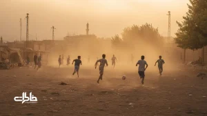 زمین خاکی فوتبال در ایران با گرد و خاک طلایی غروب، دروازه‌ی سنگی، نوجوانان در حال بازی و حاشیه‌ی پر از کفش و قمقمه؛ نماد دوستی‌های پایدار