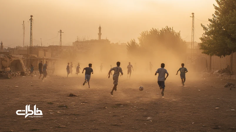 زمین خاکی فوتبال در ایران با گرد و خاک طلایی غروب، دروازه‌ی سنگی، نوجوانان در حال بازی و حاشیه‌ی پر از کفش و قمقمه؛ نماد دوستی‌های پایدار