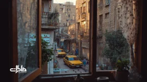 منظر شهری از پشت پنجره در ایران؛ کوچه با رخت پهن‌شده، نانوایی محله، تاکسی‌های زرد و بالکن‌های پرگلدان در نور عصرگاهی.مجله خاطرات