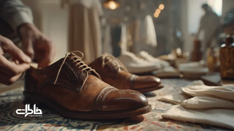 ترکیب ویترین کفش قدیمی و بوتیک مدرن با صحنه واککشی؛ بازنمایی کفش ایرانی در سبک زندگی نسل جدید و پیوند خاطرات خرید با آداب نگهداری.