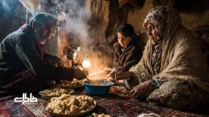 کشک داغ روی نان خشک در پشت‌بام روستایی ایران با بخار و نعنا داغ؛ دورهمی چند نسل خانواده و چراغ نفتی در یک شب زمستانی؛ خاطرات غذایی و نوستالژی.