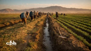 دسته‌ای از کشاورزان کرمانج در مزرعه، در حال خواندن دوبیتی‌های محلی و نغمه‌های کار با لهجه کرمانجی؛ ردیف‌های سبز، بوی خاک نم‌خورده و ابزار کشاورزی.مجله خاطرات
