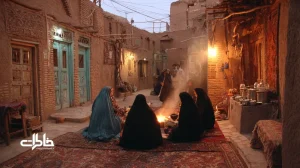 حیاط ایرانی هنگام غروب با زنان در آشپزخانه و نوای دایره و دوتار؛ بازنمایی نغمه‌های محلی در کوچه و خانه و زندگی روزمره.