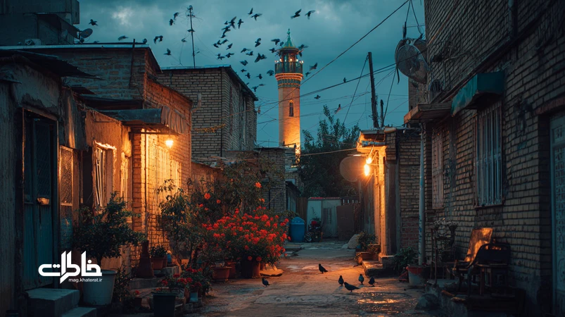 غروب محله ایرانی با اذان مغرب از بلندگوی مسجد؛ پنجرههای روشن، کوچه باریک و حالوهوای نوستالژیک آرامبخش