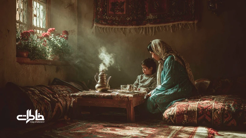 کودکی تکیه داده به پشتی مادر در خانهای سادهی ایرانی با سماور و قالیچه؛ تصویری از تکیهگاه عاطفی، آسایش و خاطرات خانوادگی