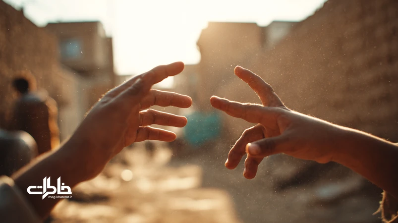 تصویر نوستالژیک بازی سنگ کاغذ قیچی در کوچه ایرانی؛ تمرین قرارداد منصفانه و آشتی‌کنان برای گرم‌کردن جمع‌های خانوادگی. مجله خاطرات