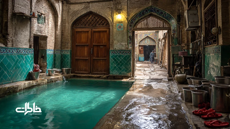 حیاط حمام قدیمی محله با حوض کاشی فیروزهای، سطلهای آلومینیومی، دمپاییهای قرمز و بخار صبح زمستان؛ روایت نوستالژیک از حمام عمومی و آیینهای محلی.مجله خاطرات