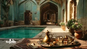 ایوان قدیمی خانهٔ حیاط‌دار ایرانی با سایهٔ تاک، سماور و استکان چای روی زیلو و حوض فیروزه‌ای؛ فضای نیمه‌باز نوستالژیک اما زنده.مجله خاطرات