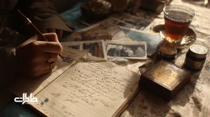 صحنه نوستالژیک از نوشتن نام‌های ایرانی روی دفتر خط‌دار با مهر پارچه‌ای، کارنامه قدیمی و جعبه یادگاری؛ بازنمایی احساس تعلق روی کاغذ و خاطرات هویت.