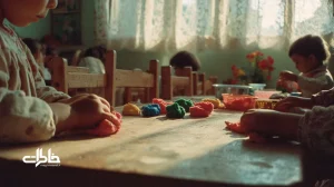 کودکان ایرانی در کودکستان، در حال خمیربازی پارس روی میزهای کوچک با دست‌های رنگی؛ بازنمایی بو و لمس خمیر به‌عنوان تجربه‌ای نوستالژیک و ماندگار.مجله خاطرات