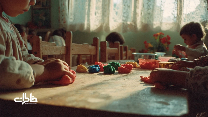 کودکان ایرانی در کودکستان، در حال خمیربازی پارس روی میزهای کوچک با دست‌های رنگی؛ بازنمایی بو و لمس خمیر به‌عنوان تجربه‌ای نوستالژیک و ماندگار.مجله خاطرات