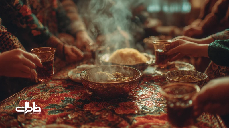 سفره نایلونی گلدار در مهمانی خانوادگی ایرانی با برنج زعفرانی و چای، بازآفرینی خاطرات دهه ۶۰ تا ۸۰ و صمیمیت دور سفره.
