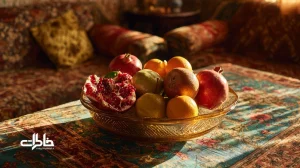 ظرف میوه پلاستیکی در خانه ایرانی با نور زرد ملایم و میوه فصل؛ نماد خاطرات، مهمان‌نوازی و زیبایی‌شناسی صرفه‌جویانه.مجله خاطرات