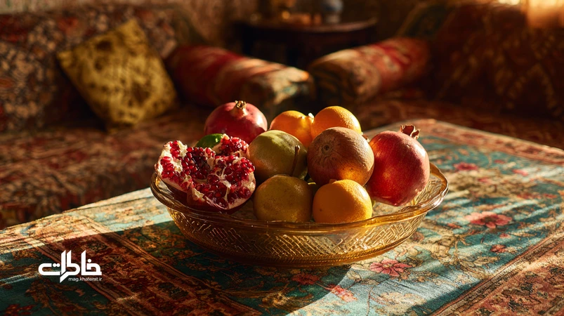 ظرف میوه پلاستیکی در خانه ایرانی با نور زرد ملایم و میوه فصل؛ نماد خاطرات، مهماننوازی و زیباییشناسی صرفهجویانه.مجله خاطرات