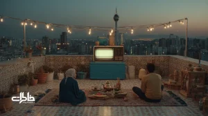 شب‌نشینی صمیمی روی پشت‌بام آپارتمان در تهران با ریسه نور، چای شیرین، هندوانه و رادیوی قدیمی زیر آسمان شب؛ احیای سنت بام‌نشینی و صمیمیت محله.