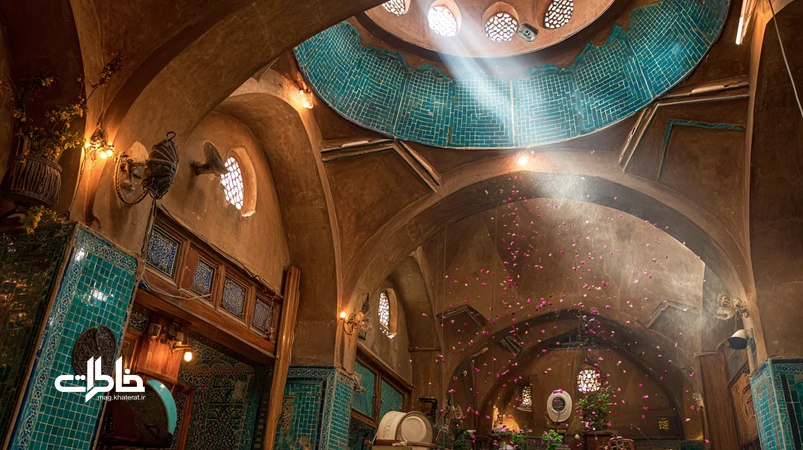 نمای داخلی زورخانه با گلابپاش نقرهای، پهلوانان و نورگیر سقفی؛ بازنمایی بوی گلاب زورخانه و آیین پهلوانی در فضایی نوستالژیک