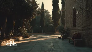 حیاط مدرسه ایرانی با سروهای بلند، سایه‌های کشیده، زنگ مدرسه و کیف چرمی؛ نماد سکوت، نظم و بلوغ جمعی در خاطرات دانش‌آموزی.مجله خاطرات