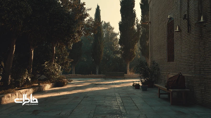 حیاط مدرسه ایرانی با سروهای بلند، سایه‌های کشیده، زنگ مدرسه و کیف چرمی؛ نماد سکوت، نظم و بلوغ جمعی در خاطرات دانش‌آموزی.مجله خاطرات
