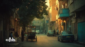 تصویر دوره‌گرد یخ‌در‌بهشت در کوچهٔ ایرانی هنگام غروب با امواج صدا و موبایلِ نشان‌دهندهٔ اپ سفارش آنلاین؛ تضاد نوستالژی و فناوری.