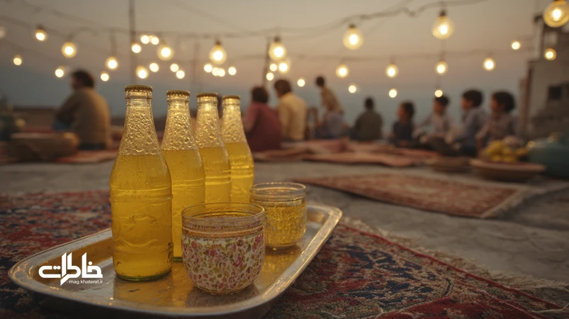 نوشابه زرد شادنوش در دورهمی خانوادگی دهه ۶۰ ایران روی پشتبام؛ بطری شیشهای، لیوانهای قدیمی و نور گرم لامپها در فضایی نوستالژیک.مجله خاطرات