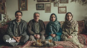 سه نسل از یک خانواده ایرانی در مراسم کوچک شنیدن موسیقی؛ نوار کاست و چای دورهمی، پیوند ترانه و خاطره جمعی با هویت و زبان محله.