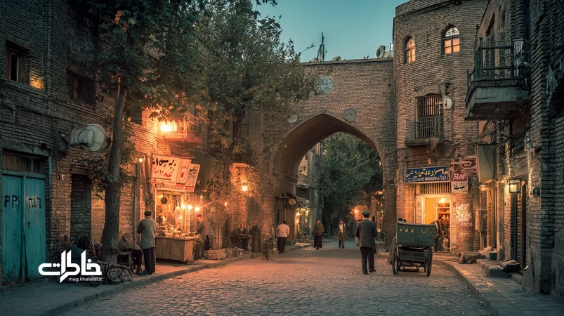 تهران قدیم از میدان توپخانه تا کوچههای چراغدار در گرگومیش؛ نور گرم چراغها، رهگذران و تابلوهای فارسی؛ بازنمایی ریتم زندگی و حافظهٔ شهری.