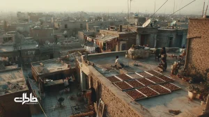 صحنه‌ای مردم‌نگارانه از پشت‌بام ایرانی با سینی‌های لواشک تازه در باد، کودکان و رفت‌وآمد همسایه‌ها در نور عصرگاهی؛ روایت کارخانه‌ی خانگی.مجله خاطرات