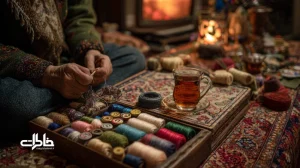 ظرف خیاطی مادرها با قرقره‌های رنگی، نخ و سوزن و دکمه‌های قدیمی کنار تلویزیون در اتاق نشیمن ایرانی؛ رفو زانوی شلوار در یک عصر زمستانی