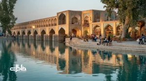 منظرهٔ عصرگاهی زاینده‌رود اصفهان با سی‌وسه‌پل و پل خواجو، پیاده‌روی خانواده‌ها و تعاملات اجتماعی کنار آب در فضای عمومی
