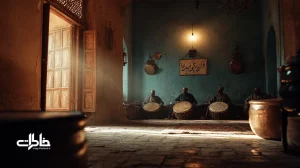 نمای داخلی زورخانه با مرشد و ضرب، آیین فتوت و پهلوانی در فضای محلی و صمیمی