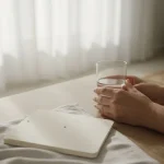 روتین صبحگاهی ۷ دقیقه‌ای برای آرامش و حضور؛ نور پنجره، لیوان آب و یادداشت کوتاه در خانه ایرانی